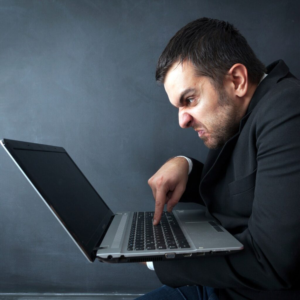 imagem de homem nervoso com o laptop na mão