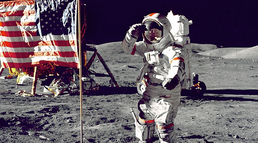 foto do homem na lua e a bandeira americana